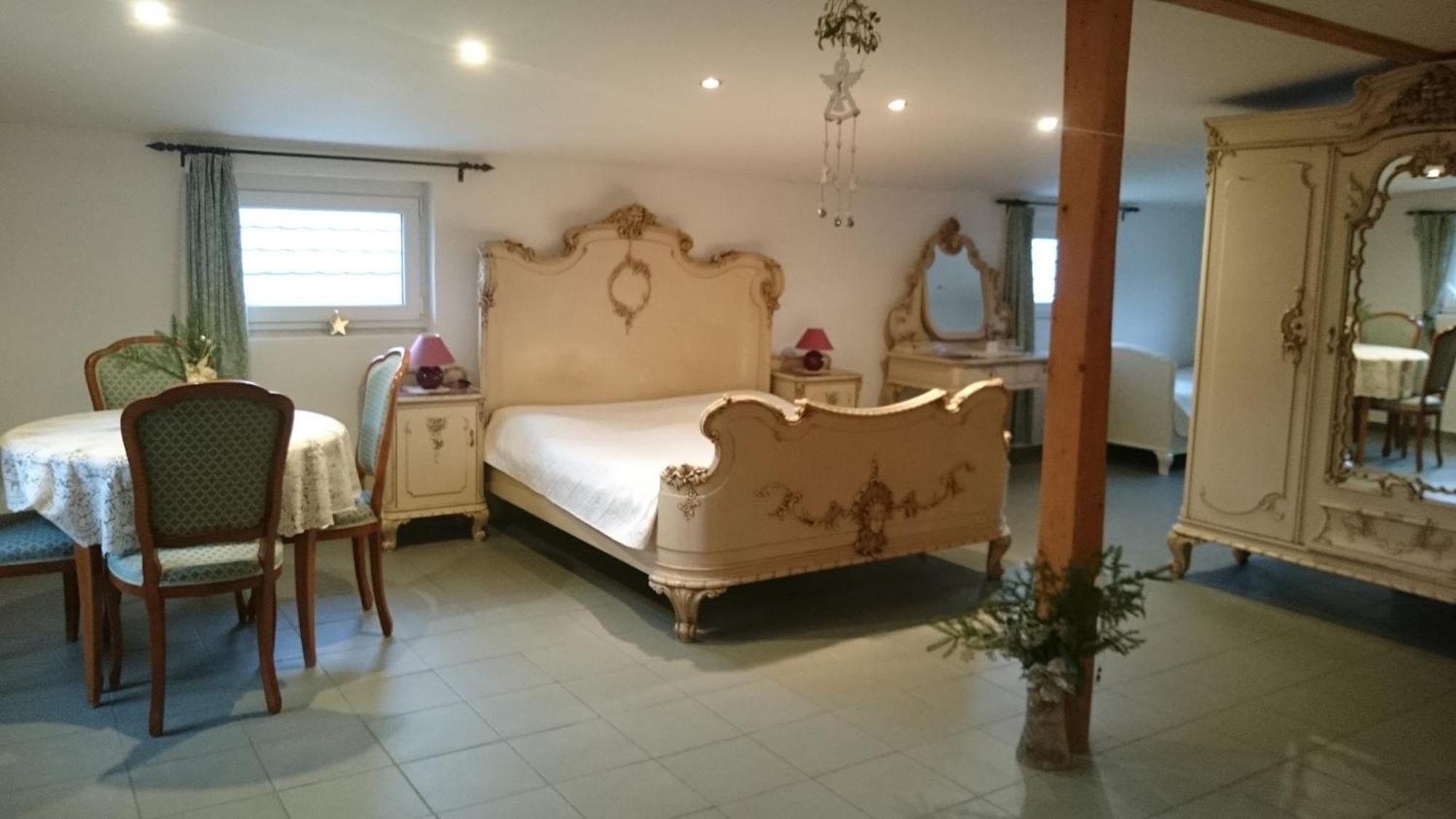 Sarka Apartment *